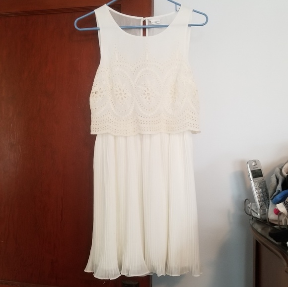 Off White Dress with Open Back - Picture 6 of 6